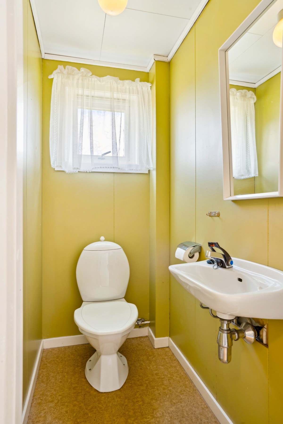 WC-rom vis-a-vis badet Galleribilde