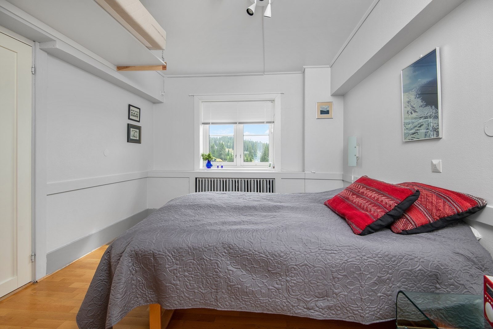 Soverommet har god plass for dobbeltseng med tilhørende møblement Galleribilde