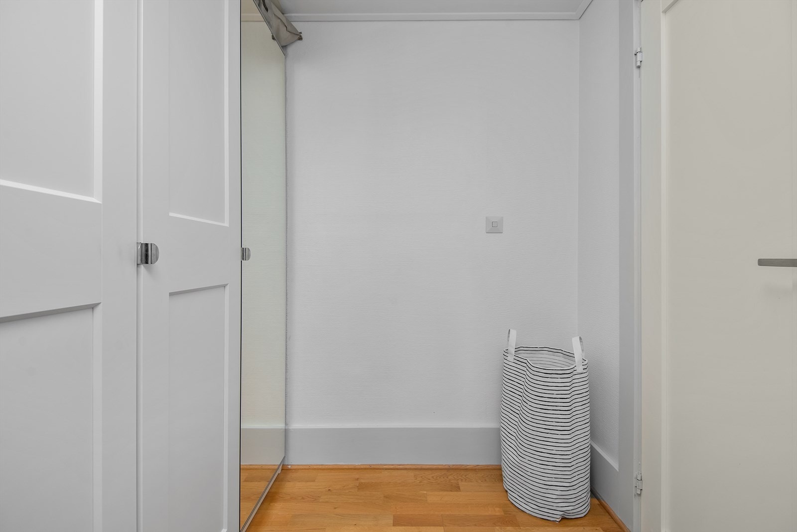 Walk-in garderobe/gang mellom soverom og badet Galleribilde