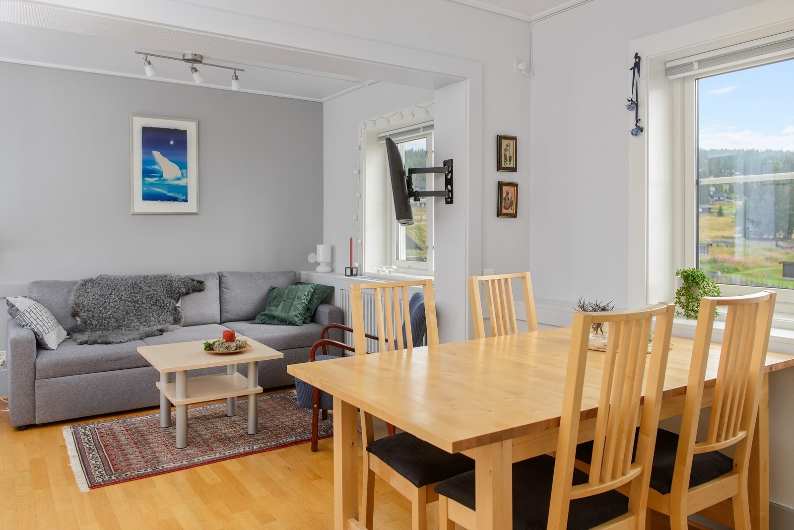 Stuen er lys og romslig med god plass til møblering Galleribilde