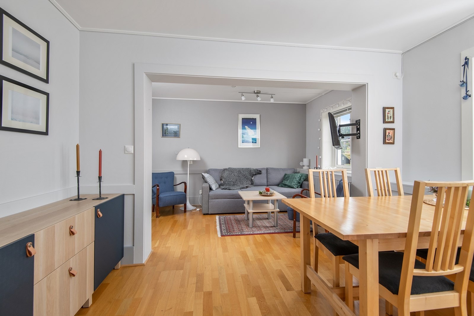 Stue og spisestue i åpen løsning Galleribilde