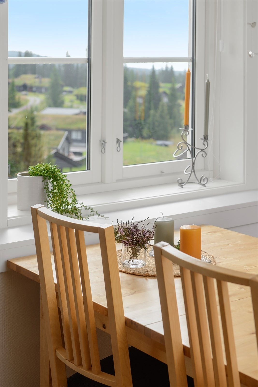 Leiligheten ligger fint til i rolige omgivelser, med gode utsiktsforhold Galleribilde