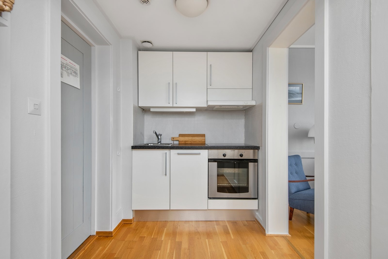 Praktisk kjøkken med innredning på to vegger Galleribilde