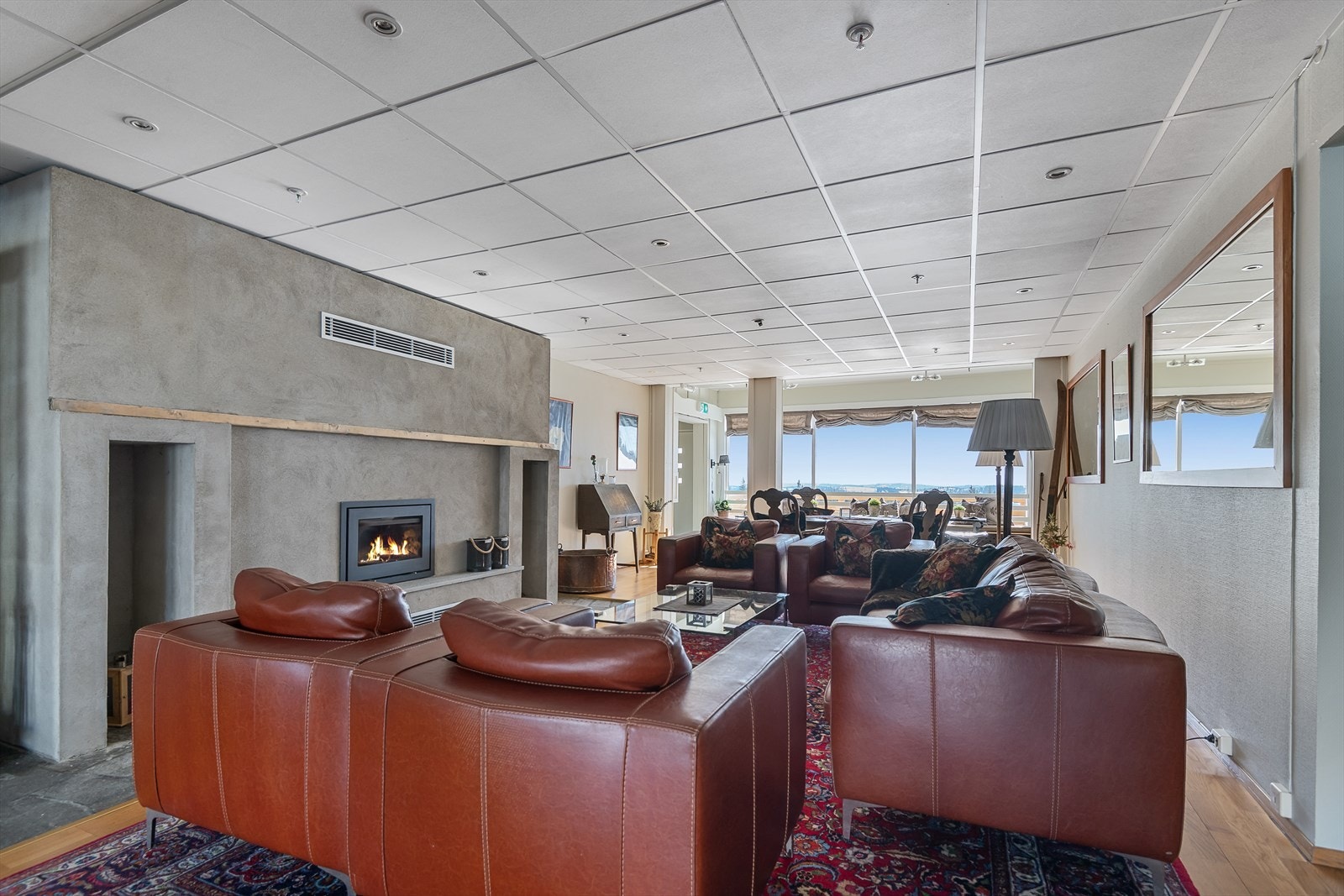 Felles peisstue med utgang til stor terrasse Galleribilde