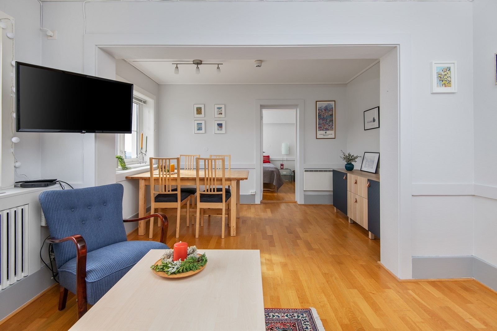 Fra stue og spisestue er det adkomst inn til leilighetens soverom, og videre til bad og garderobe. Vegghengt TV medfølger i handelen Galleribilde