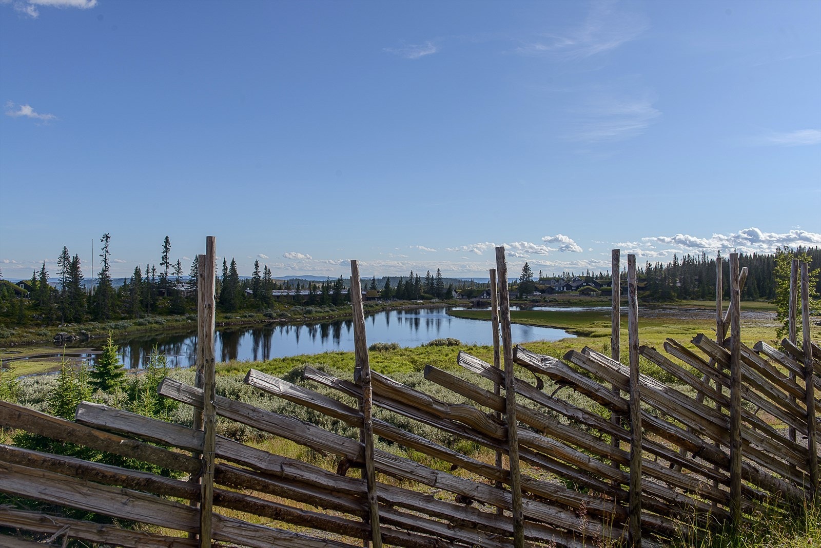 Like nedenfor Sportellet ligger Lundetjernet Galleribilde