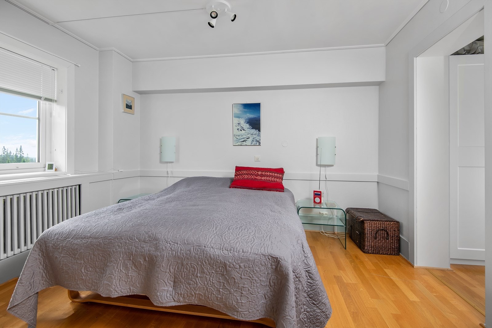 Fra soverommet er det gjennomgang til walk-in garderobe og videre til leilighetens bad Galleribilde