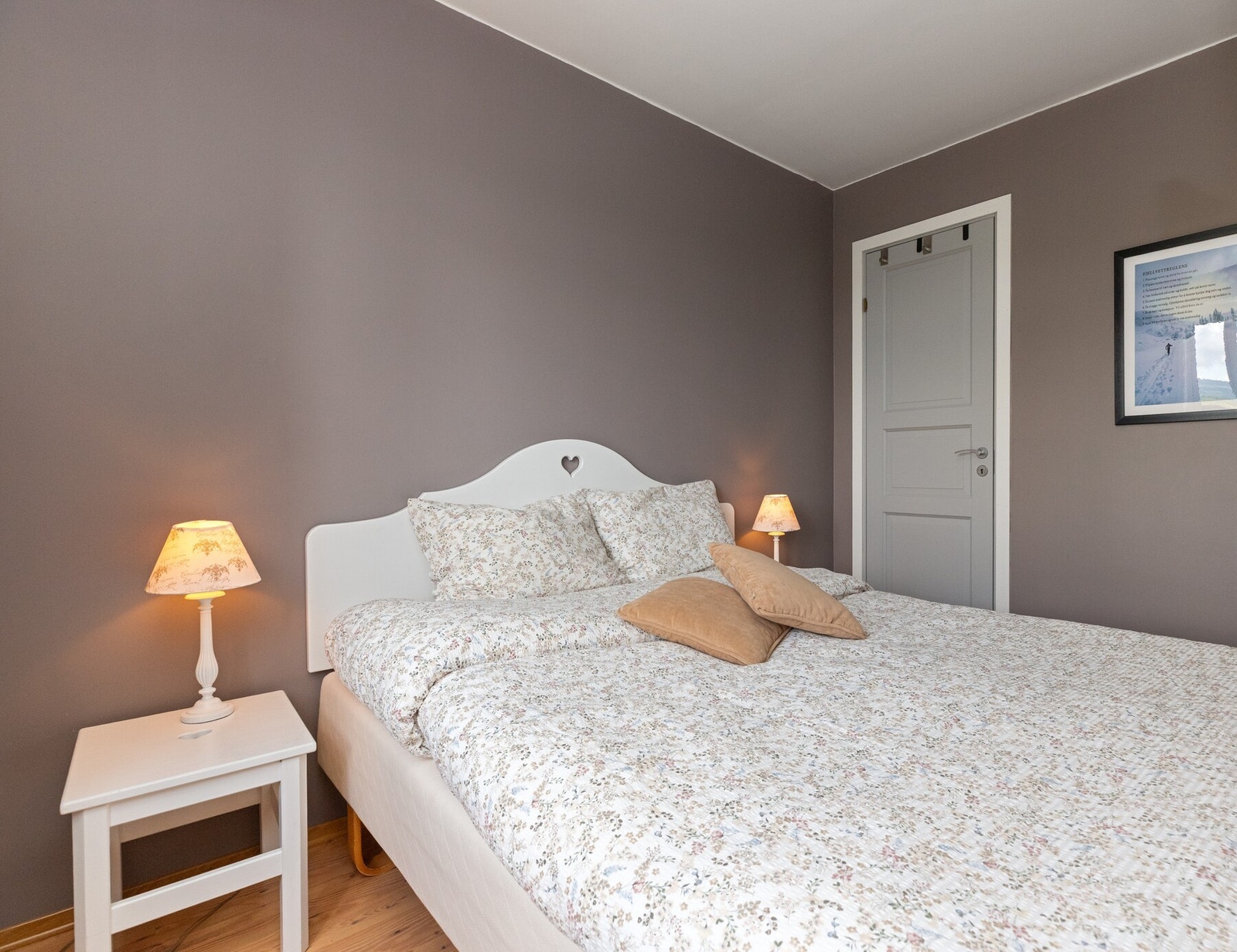 Leiligheten har to soverom - egen liten bod/oppbevaringsløsning i dette soverommet Galleribilde