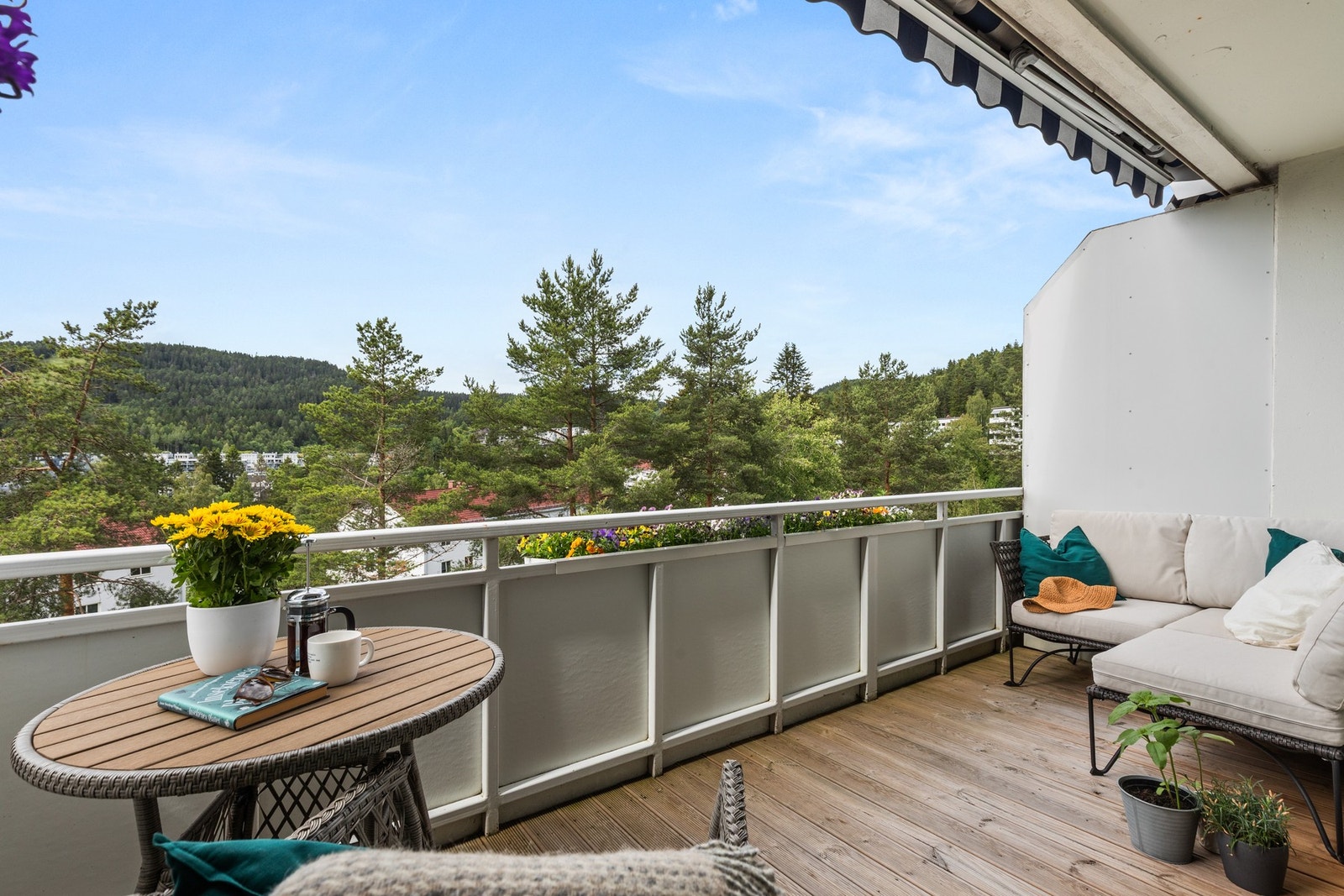 Romslig balkong med gode solforhold og usjenert utsyn. Galleribilde