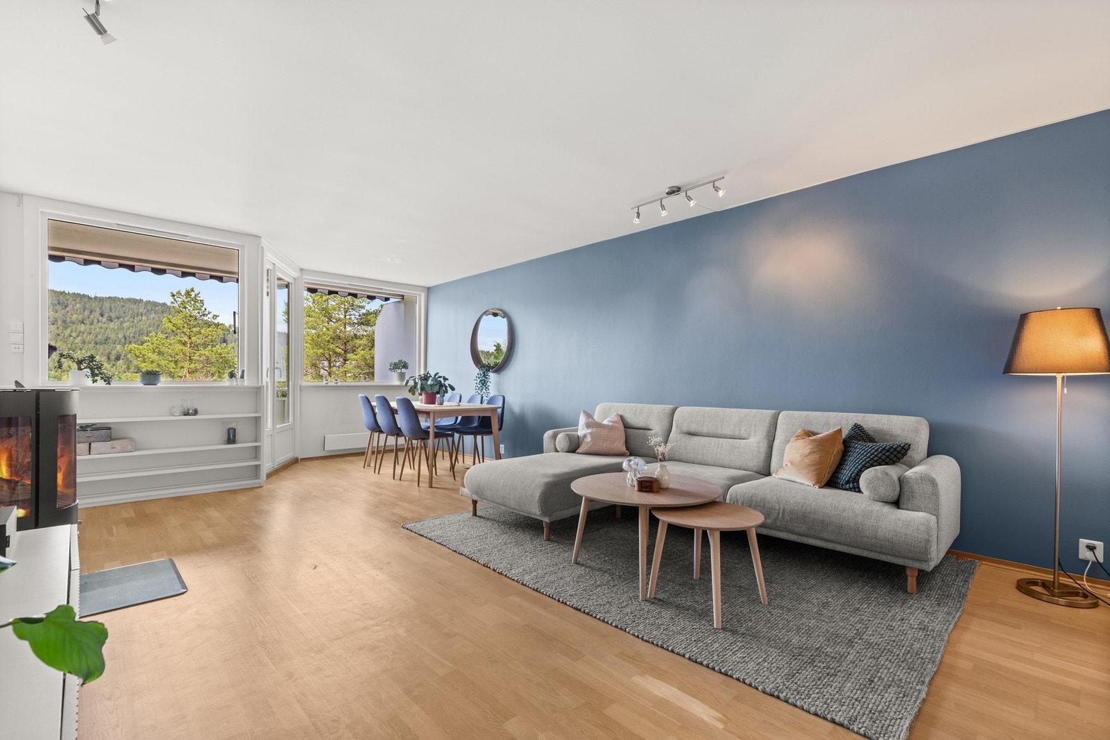 Romslig stue med god soneinndeling. Galleribilde