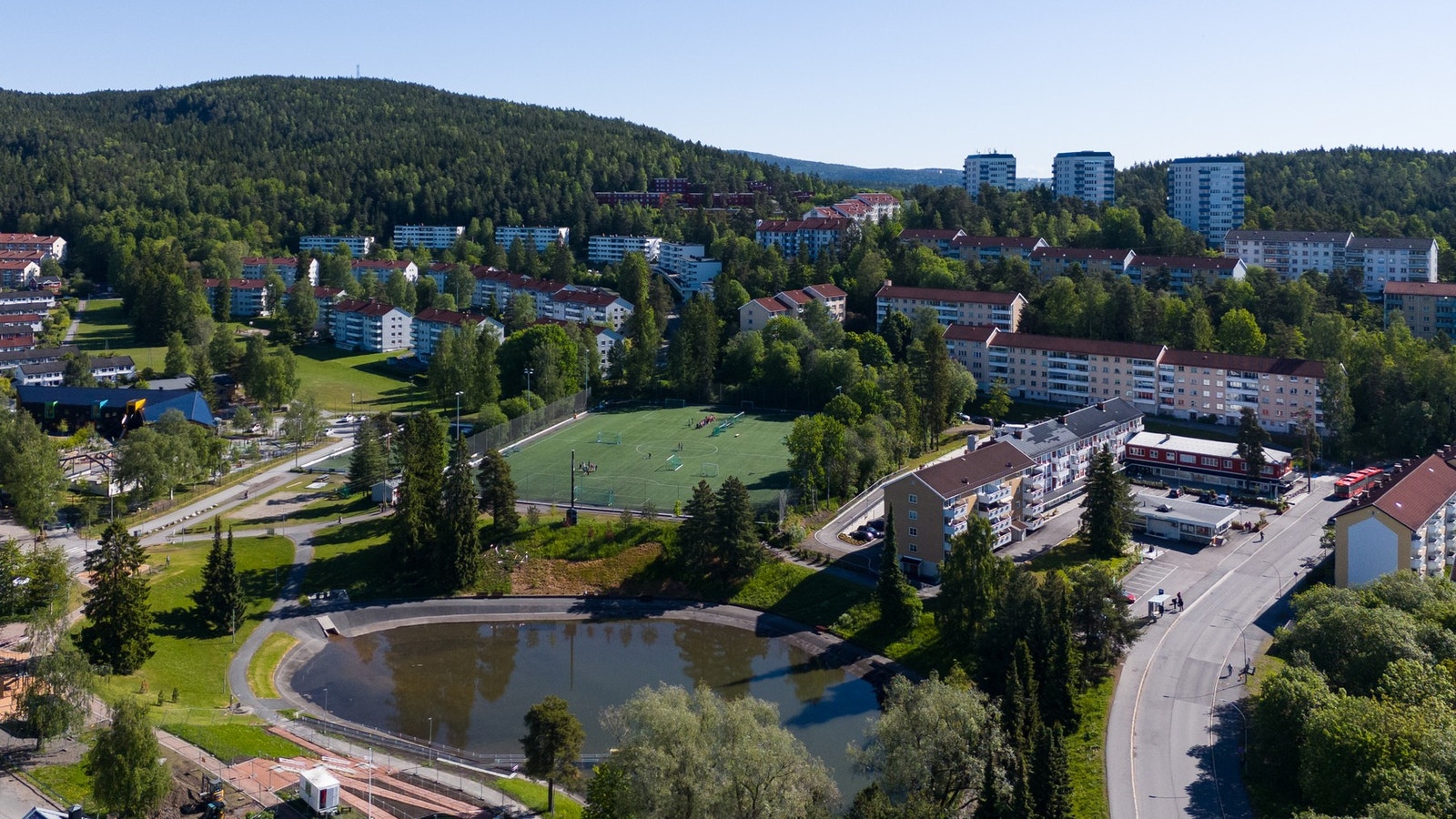 Årvolldammen og Årvoll fotballbane. Et flott park- og idrettsanlegg rett ved leiligheten. Galleribilde