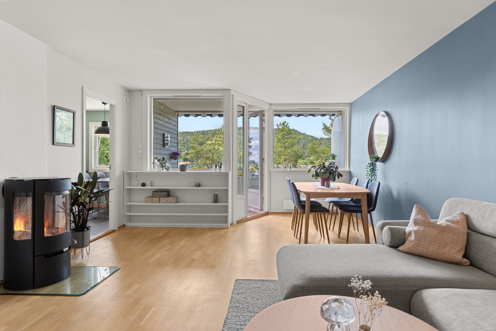 Store vindusflater tilfører rikelig med naturlig lys. Galleribilde