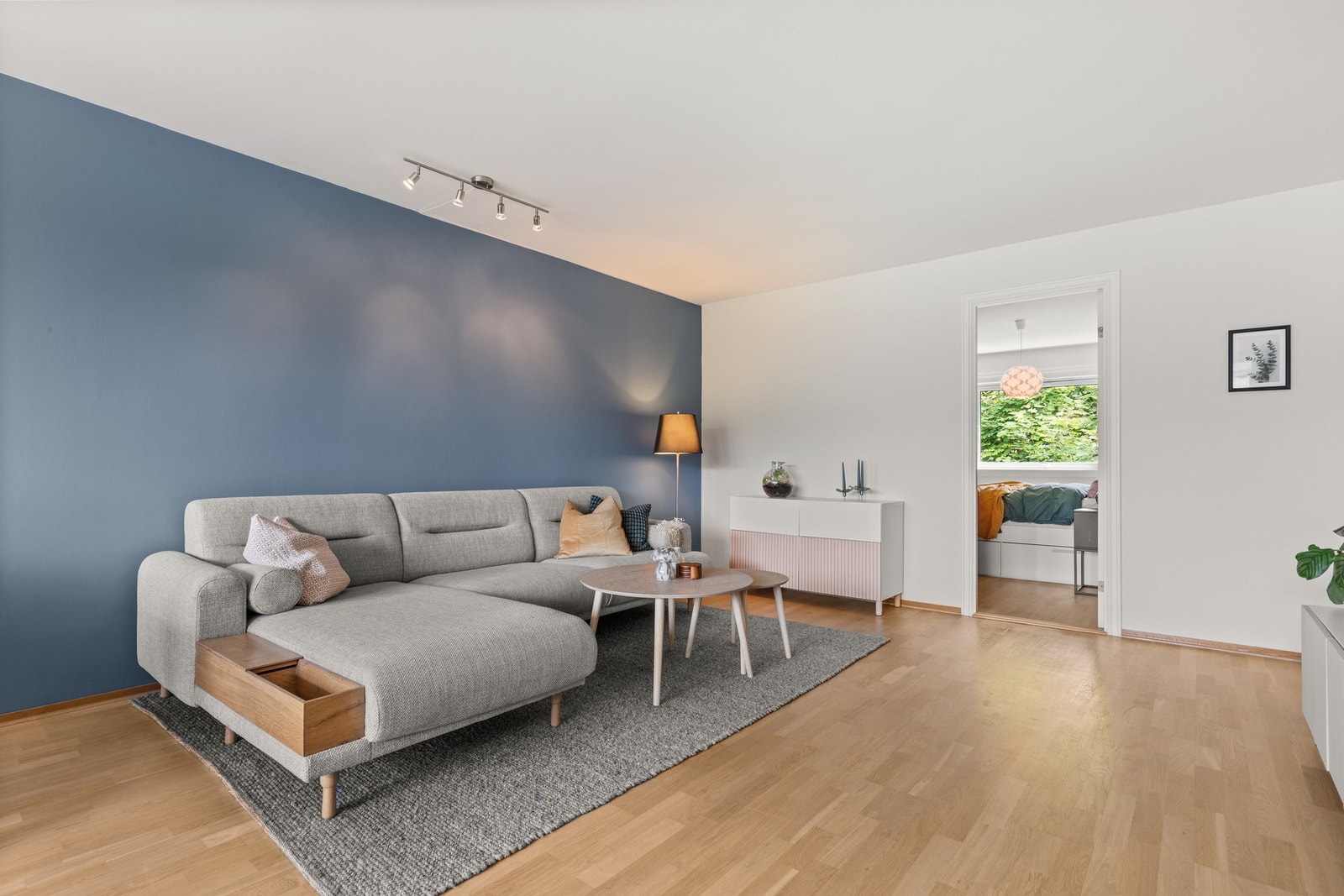 Stuen har god plass til romslig sofagruppe. Galleribilde