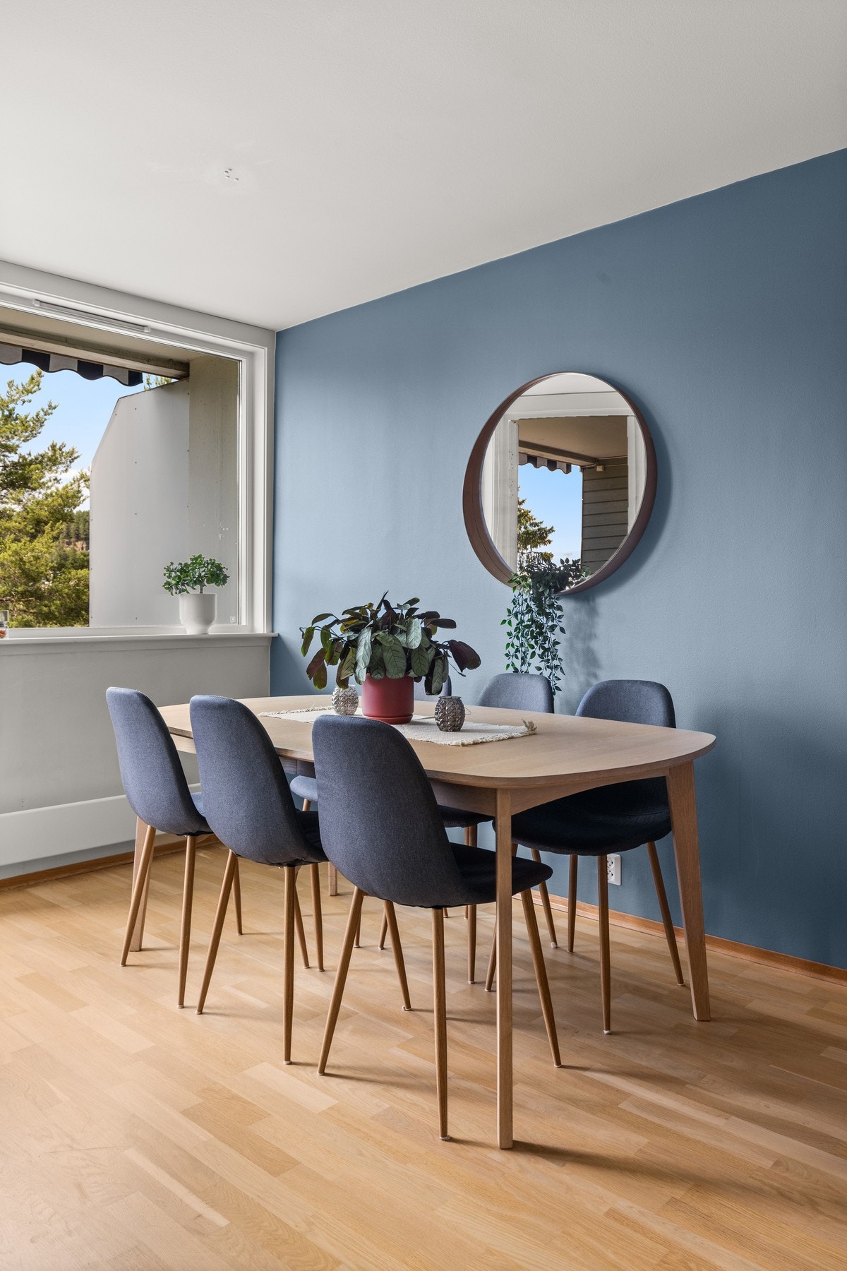 Plass til spisebord ved vinduet i stuen. Galleribilde