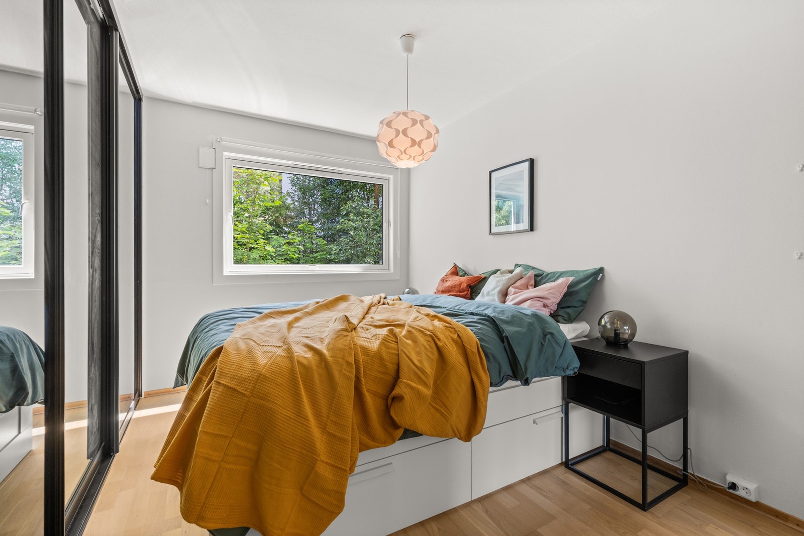 Hovedsoverom med god plass til dobbeltseng. Galleribilde