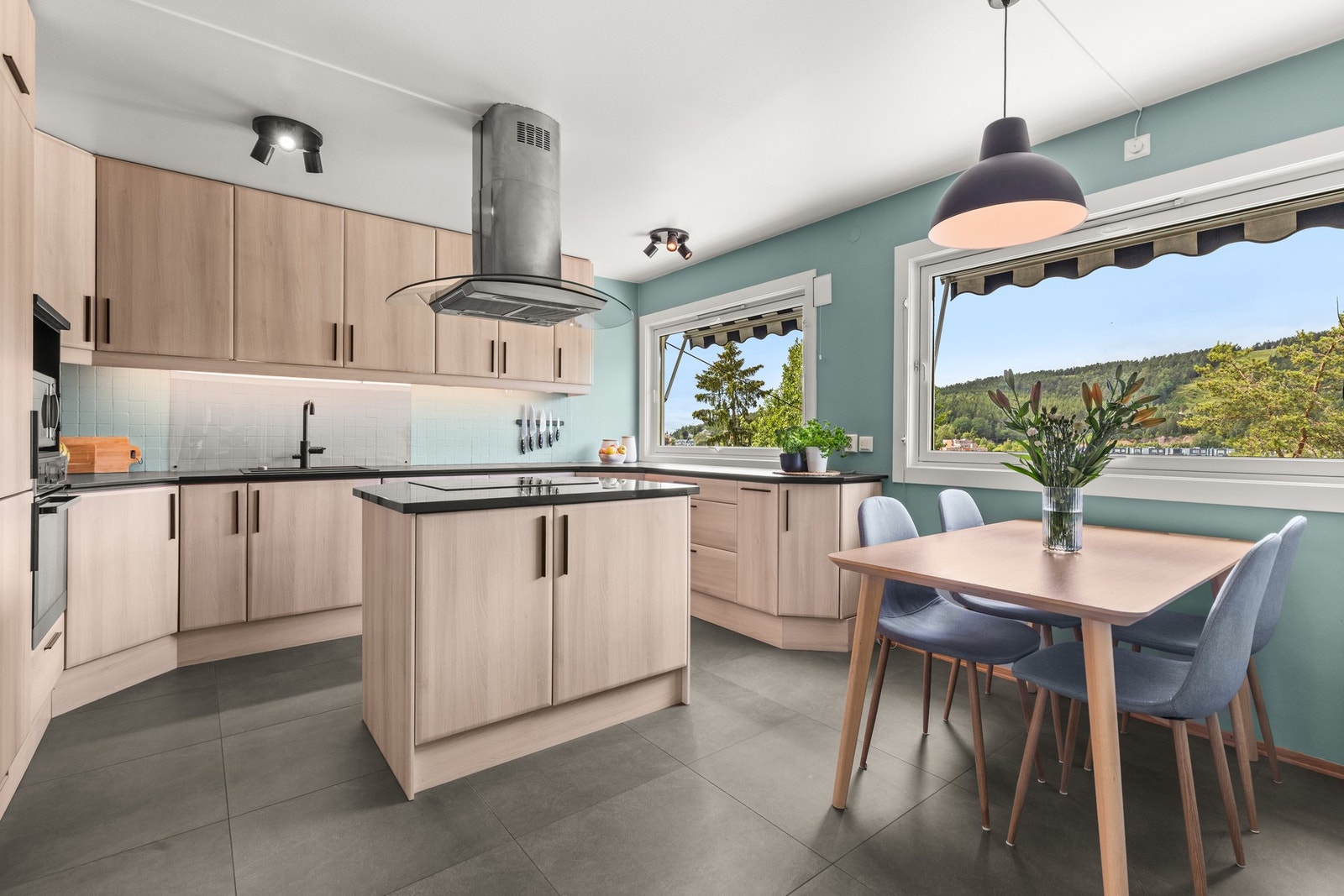 Svært praktisk innredning som har godt med både skap- og benkeplass. Galleribilde