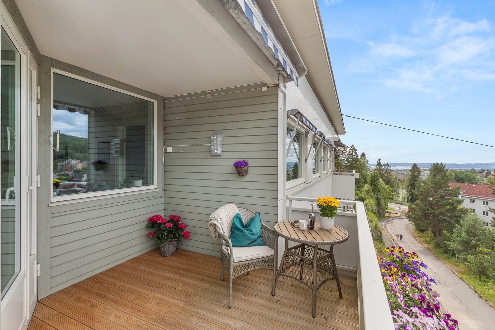 Plass til utemøbler på balkongen. Galleribilde