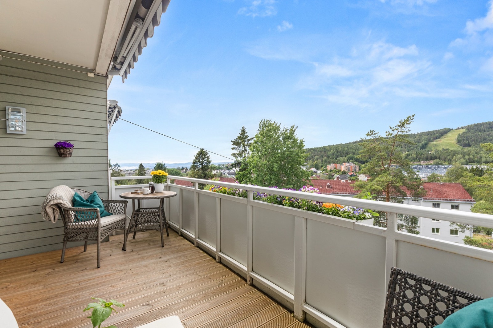 Balkong med utgang fra stue. Galleribilde