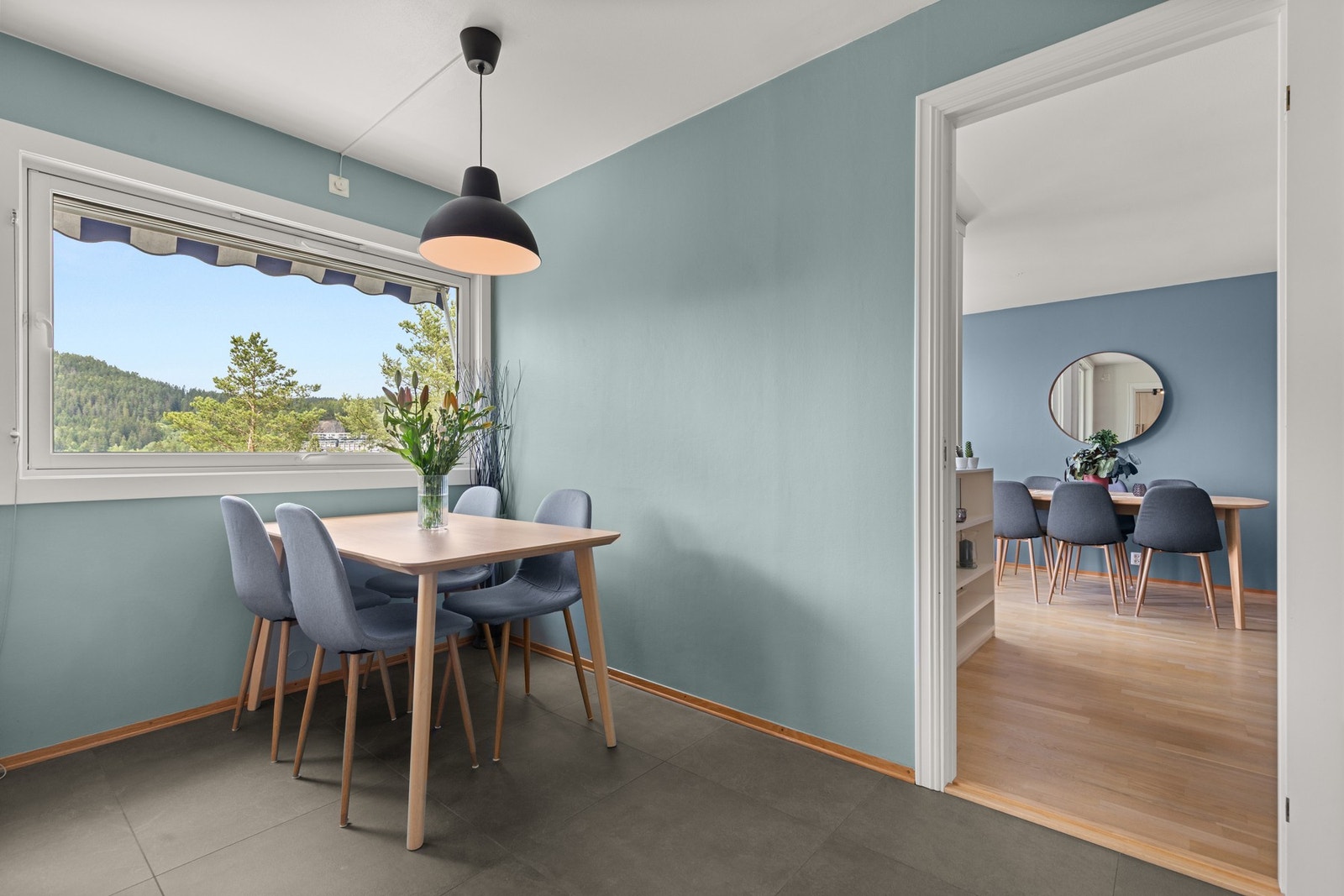 Kjøkken på eget rom, med velegnet plass til frokostbord ved vinduet. Galleribilde