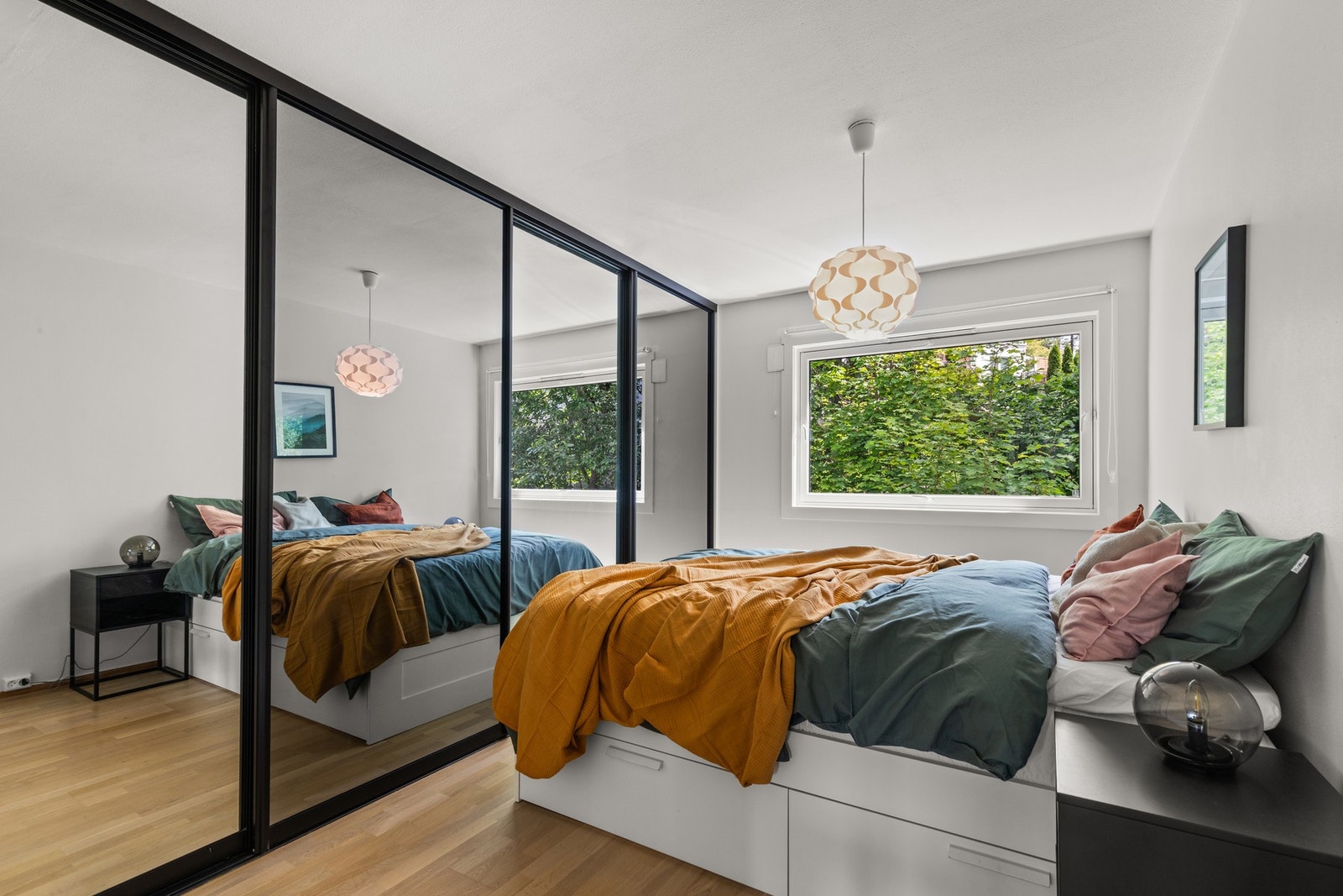 Praktisk skyvedørsgarderobe med speilfronter, og vindu mot stille og rolig område. Galleribilde