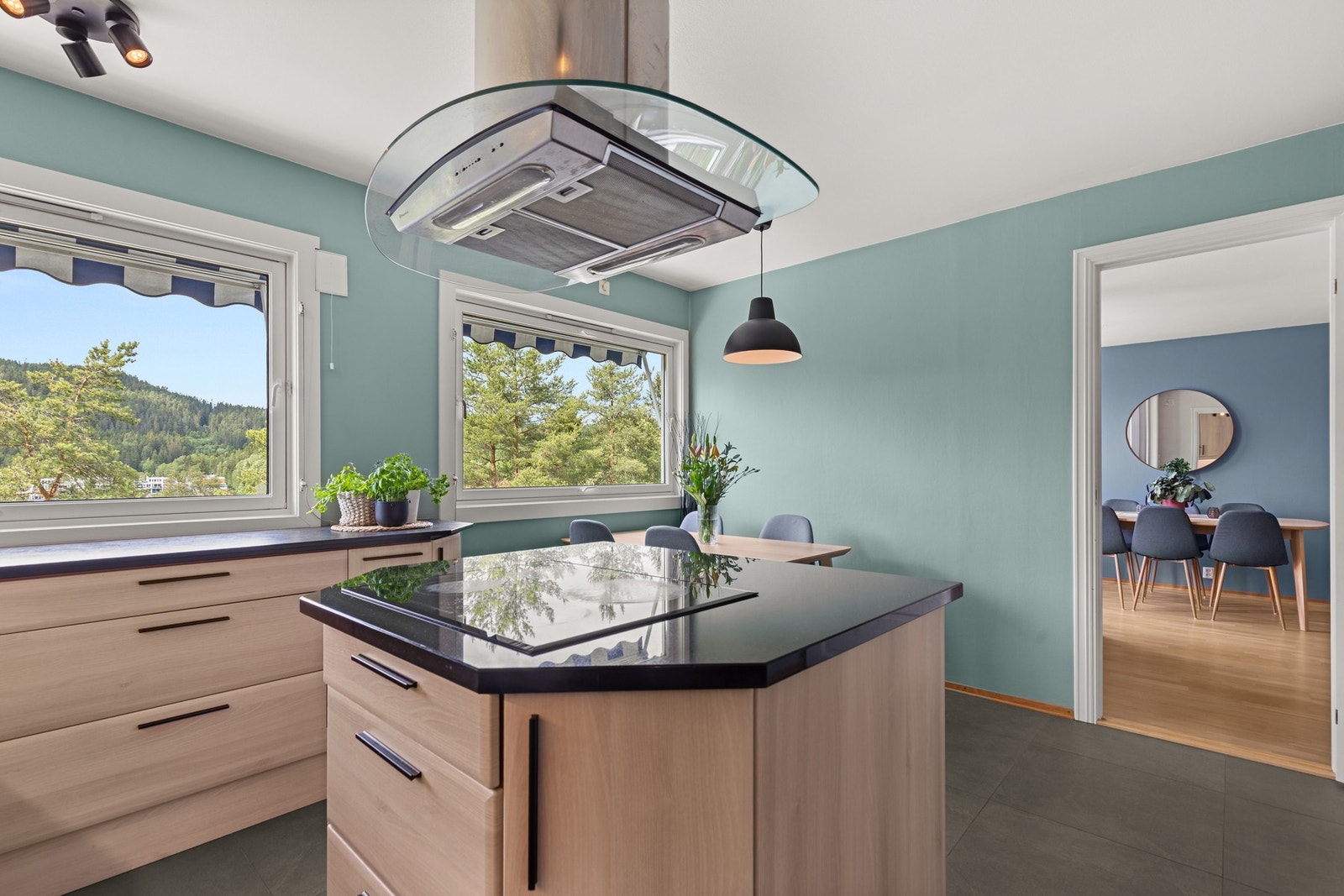 Praktisk kjøkkenøy med kokesone - induksjonstopp på 70 cm. Galleribilde