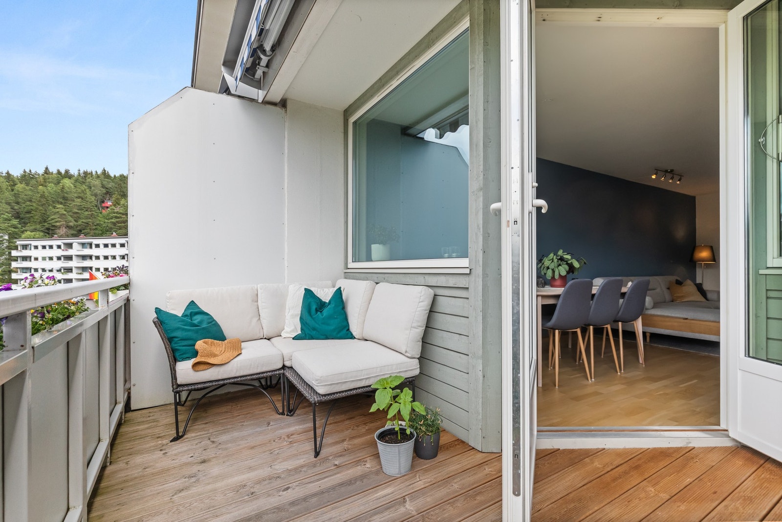 Balkongens størrelse gjør den til en naturlig forlengelse av stuen i sommerhalvåret. Galleribilde
