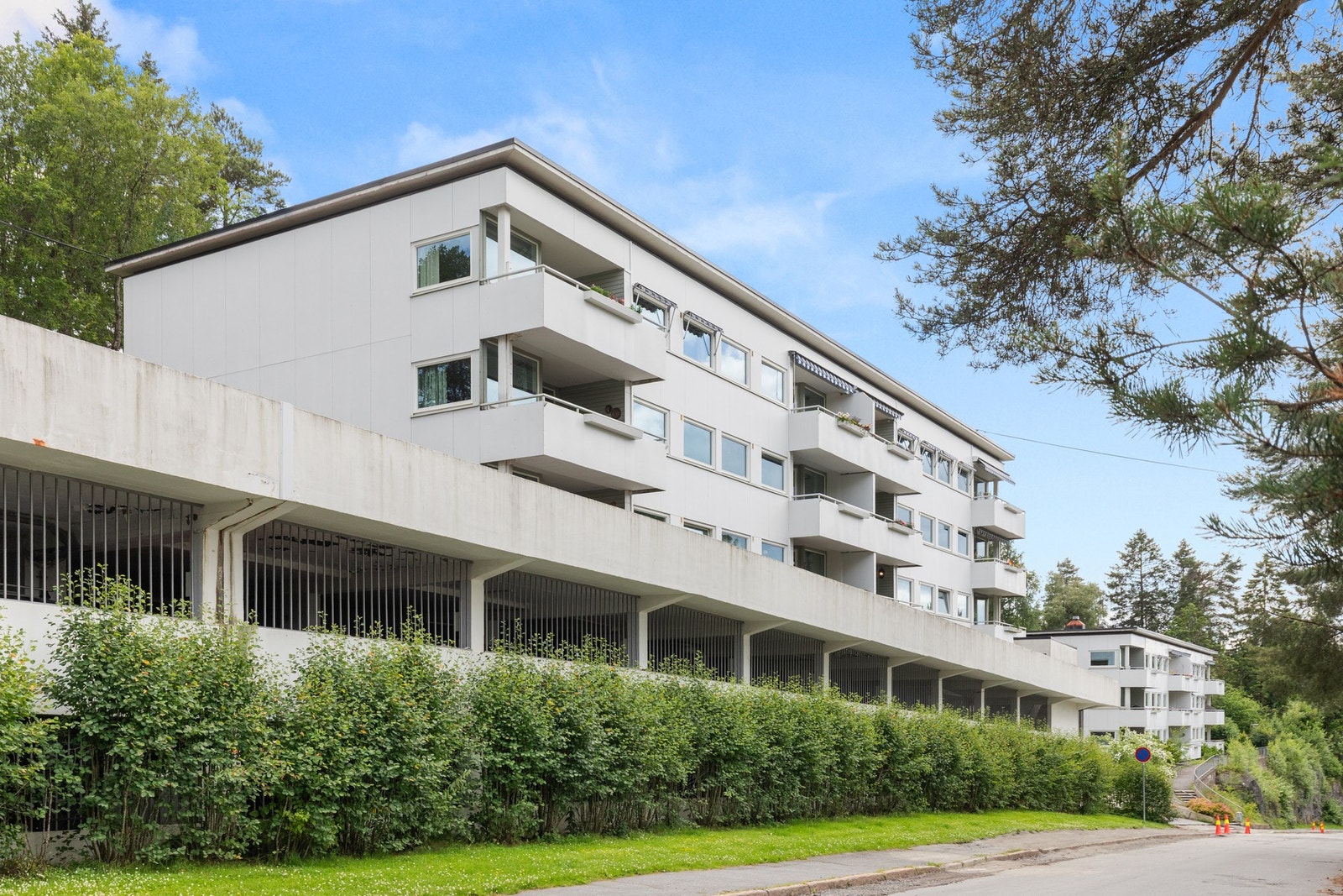 Flott fasade med garasjeanlegg. Galleribilde