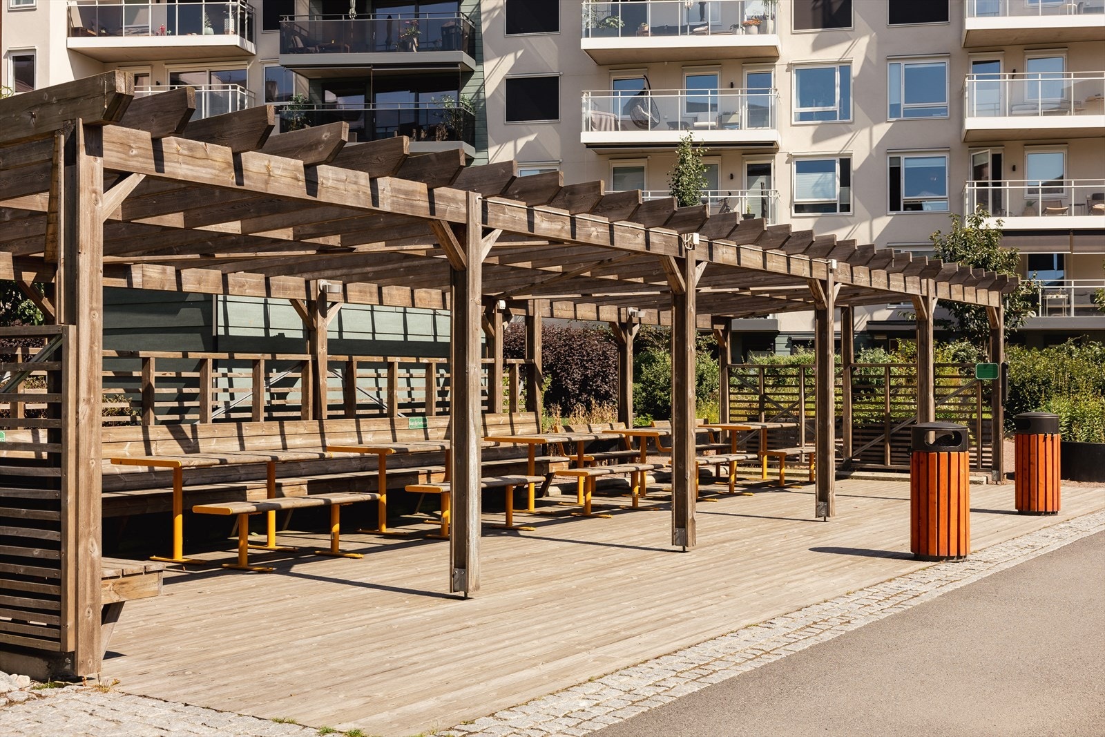 Felles sittegrupper i bakgården. Galleribilde