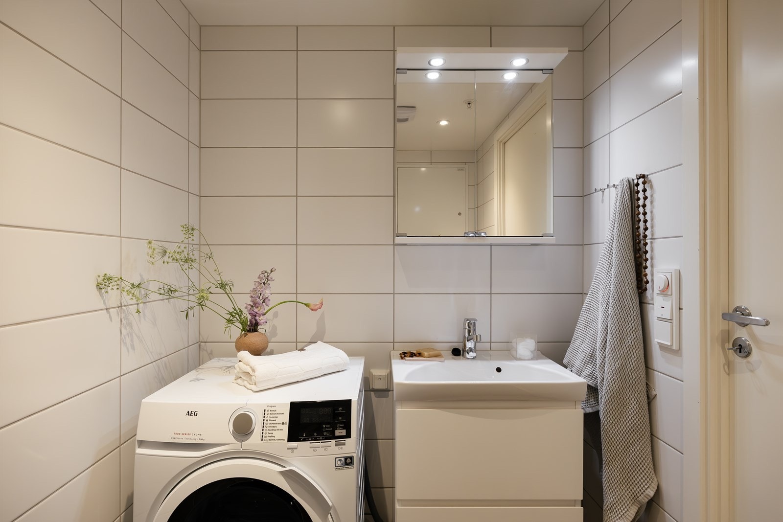 Badet har vannbåren varme i gulvet og avtrekk fra balansert ventilasjon. Galleribilde