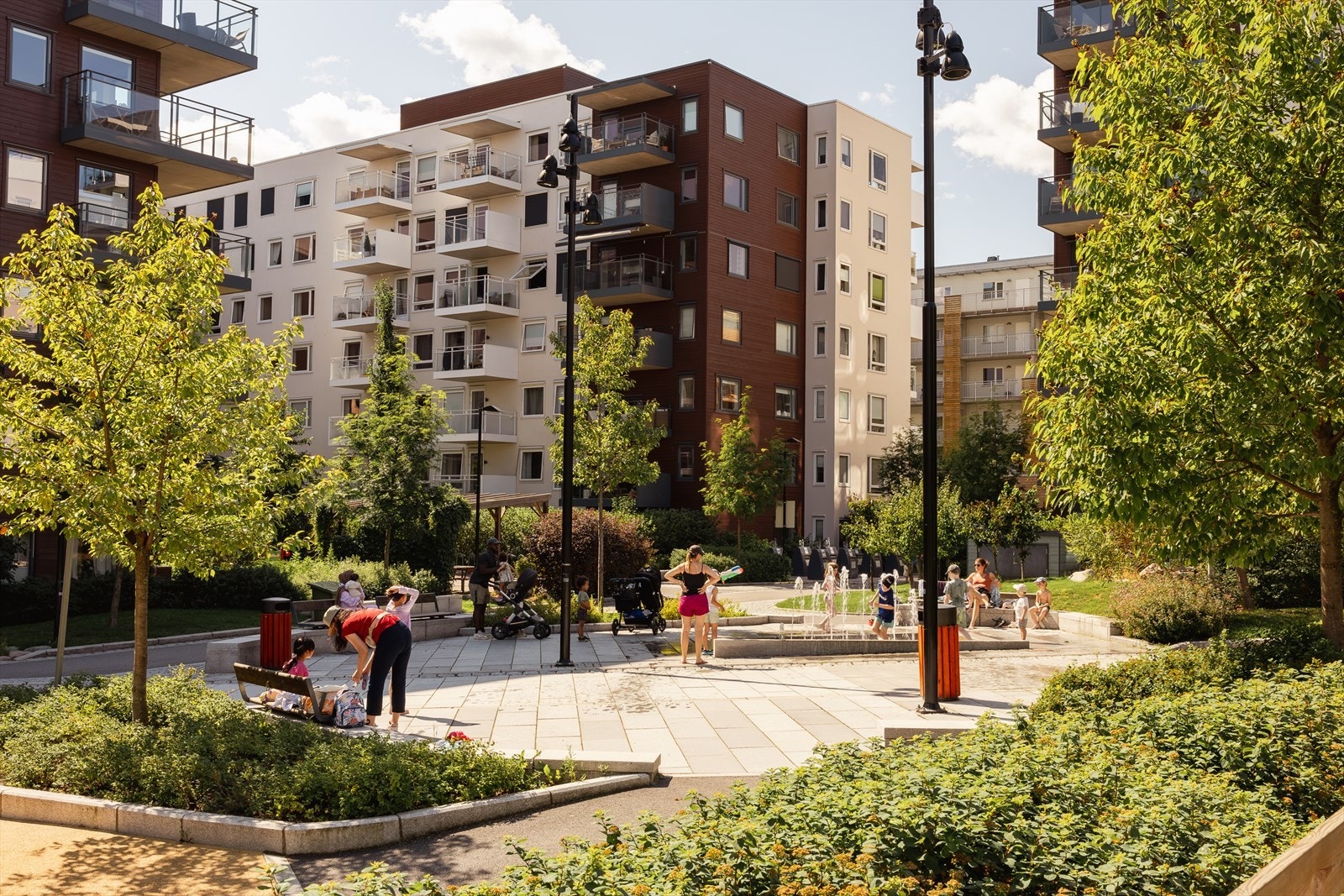 Koselig bakgård med felles pergola med grill som kan benyttes av beboere. Galleribilde