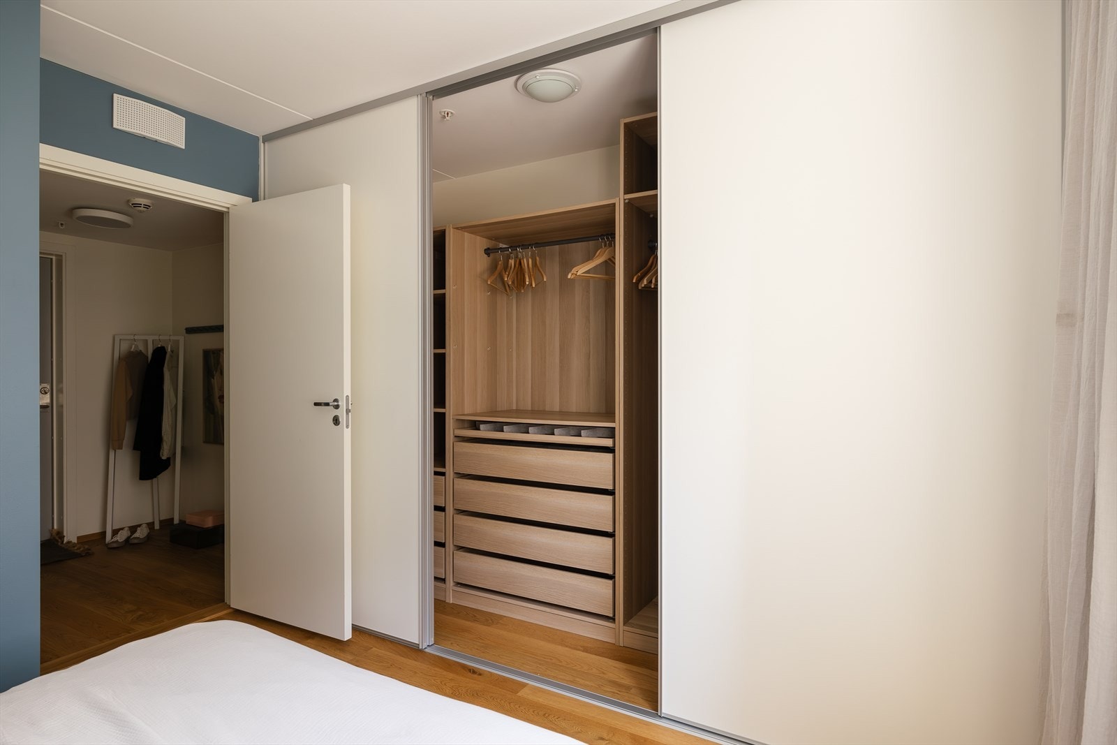 Svært praktisk garderobe på soverommet. Galleribilde