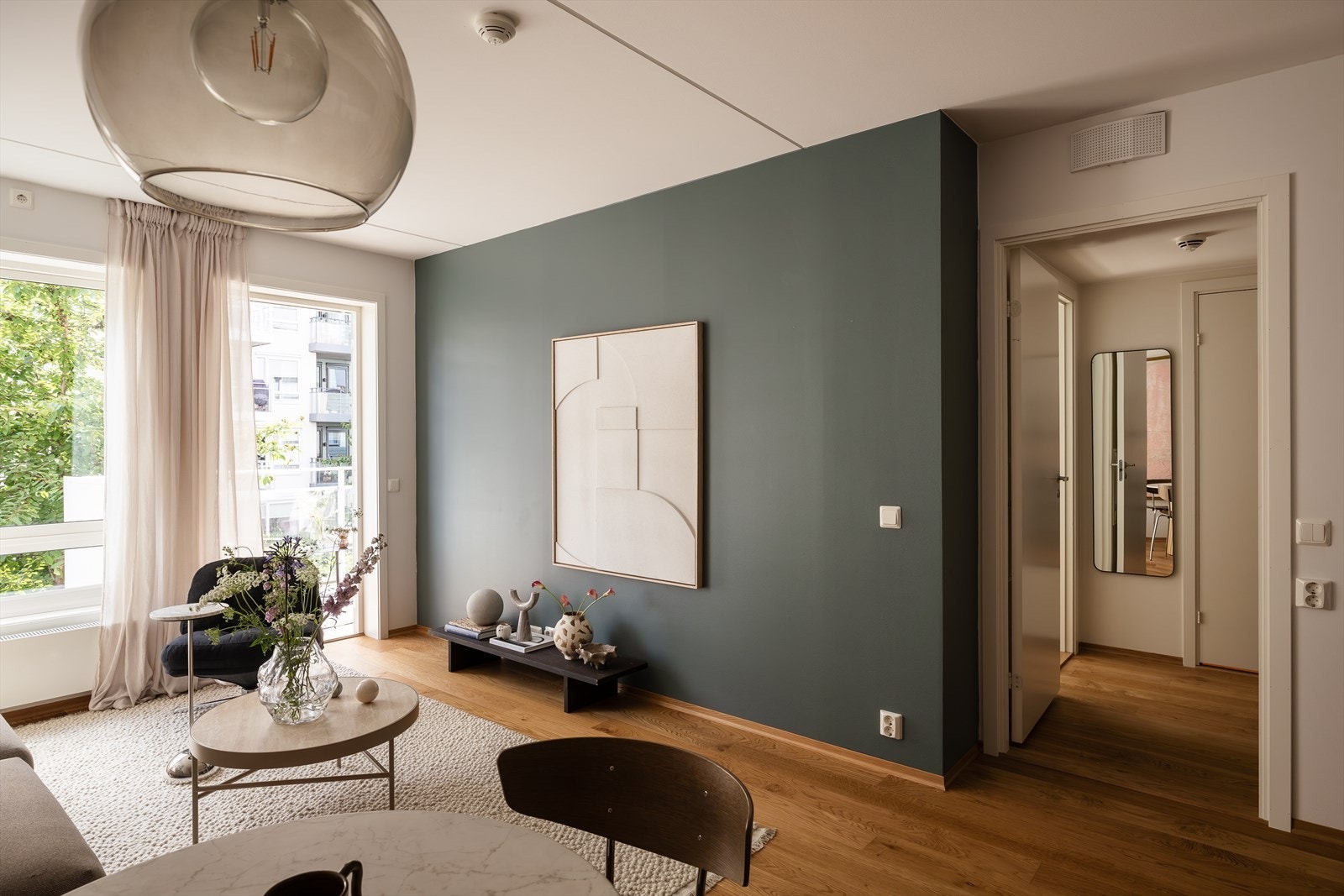 Leiligheten har balansert ventilasjon og fjernvarme som sørger for energieffektiv og jevn oppvarming. Galleribilde