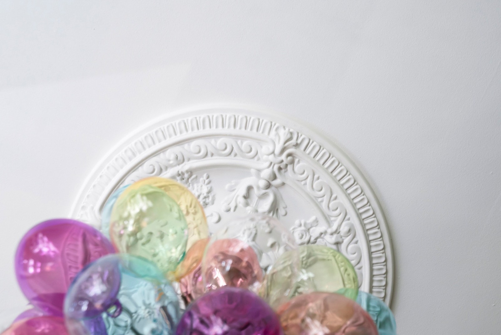 Leiligheten har flotte klassiske detaljer som langstrakte klassiske vinduer, en flott takhøyde og rosett. Galleribilde