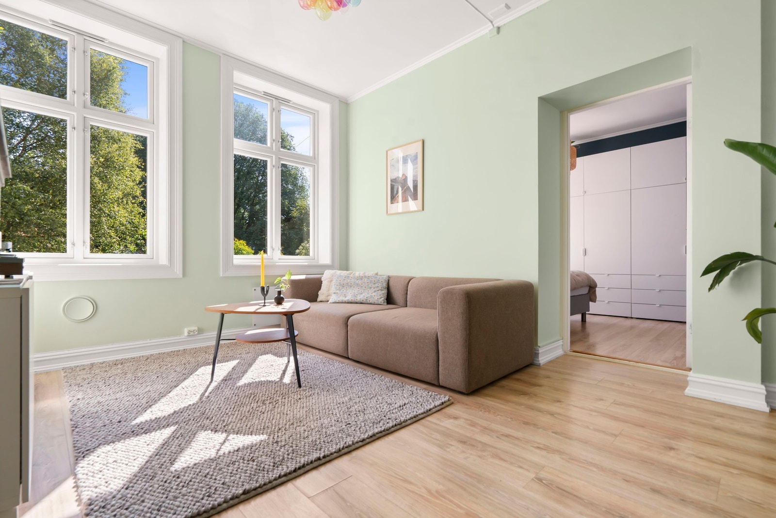 Store klassiske vinduer sørger for en lys og luftig atmosfære. Galleribilde