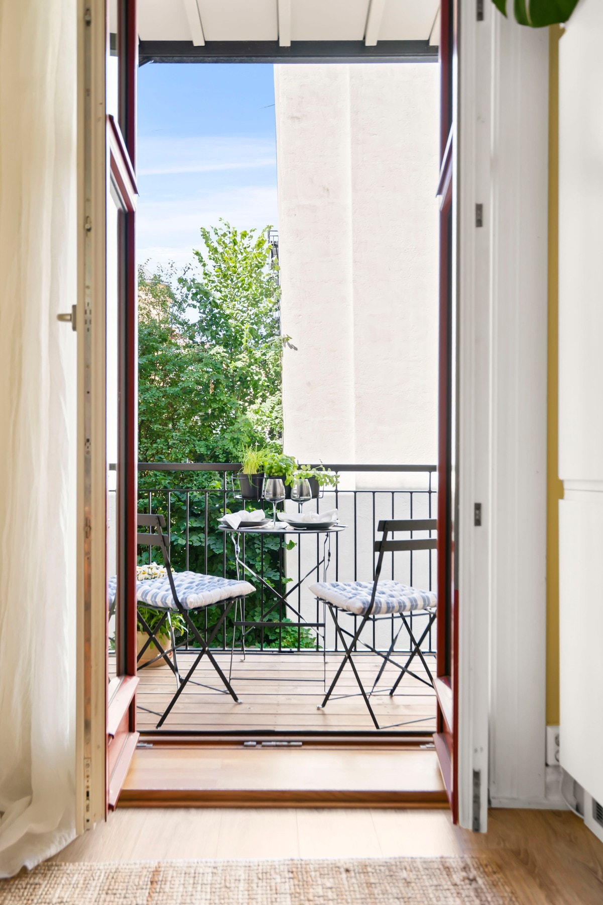 Fra kjøkkenet har man adkomst til hyggelig vestvendt balkong vendt mot rolig og flott oppgradert bakgårdsmiljø. Galleribilde