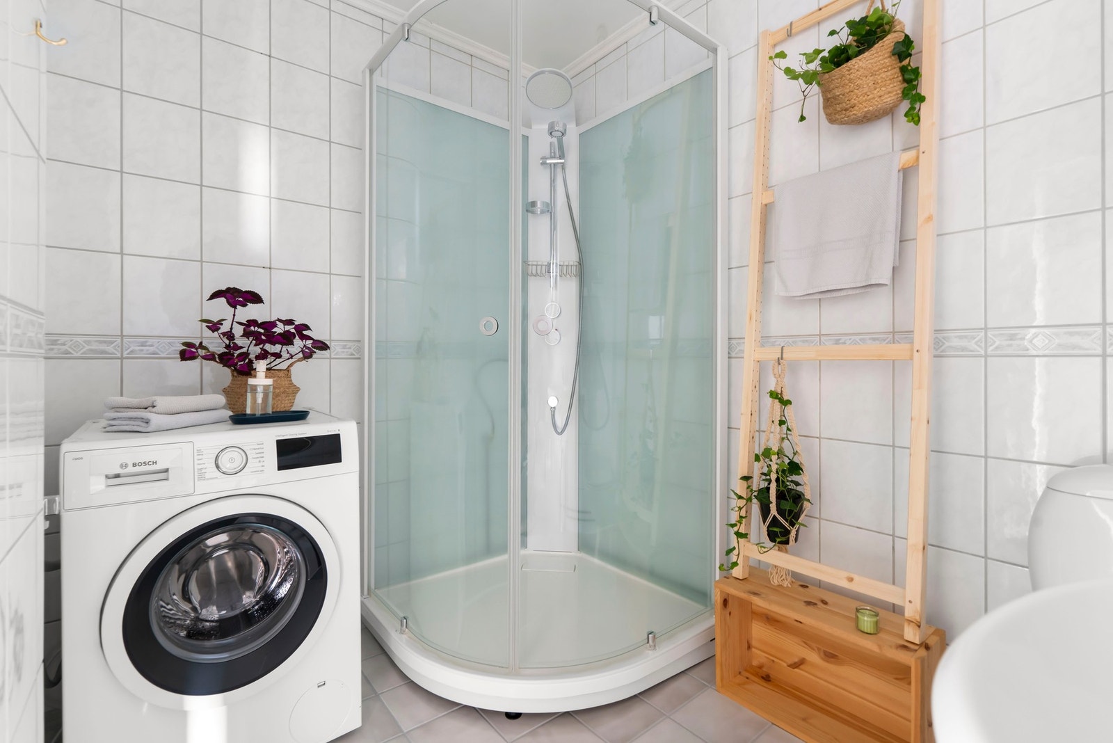 Romslig og lyst flislagt baderom med varmekabler i gulv. Galleribilde