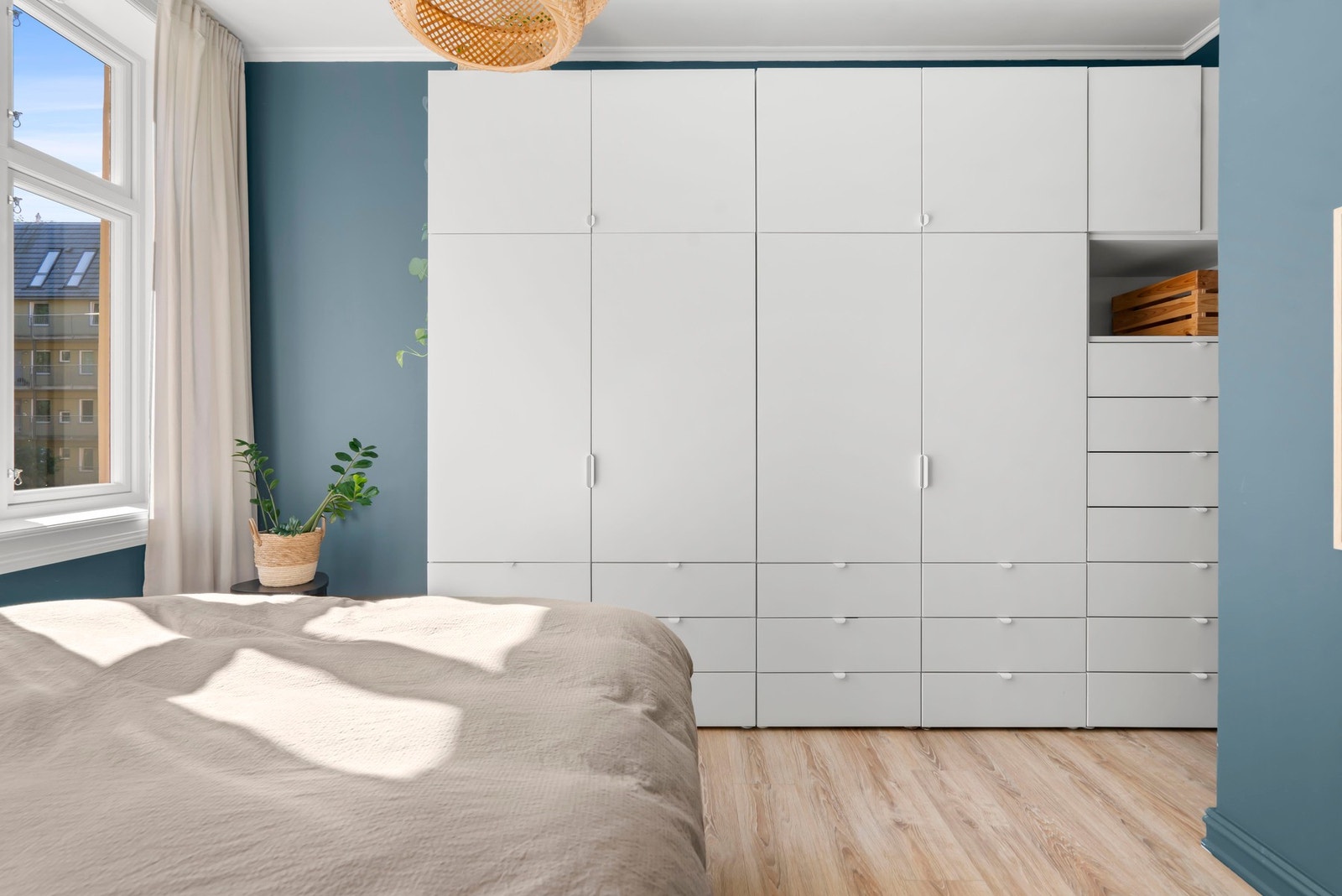 Oppbevaringsmuligheter i fastmonterte skap med overlys. Galleribilde