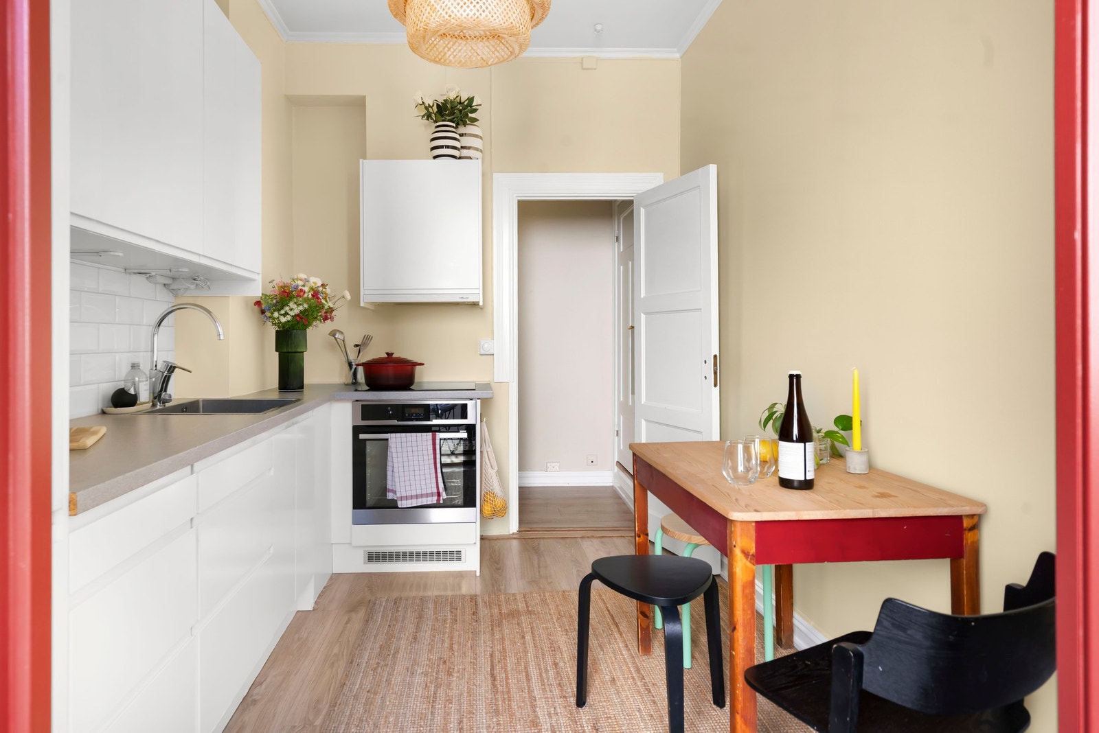 Kjøkkenet ble oppusset i 2015, og malt av nåværende eier i en flott gulfarge. Galleribilde