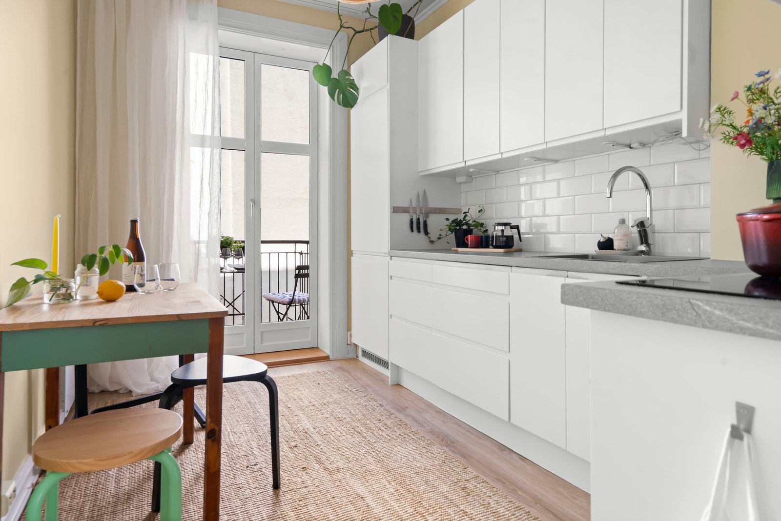 Delikat og moderne kjøkken fra Epoq med integrerte hvitevarer. Galleribilde