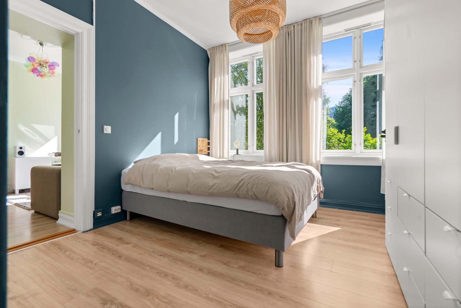 Stort praktisk soverom vendt mot øst med morgensol og lite trafikkerte Falsens gate. Galleribilde