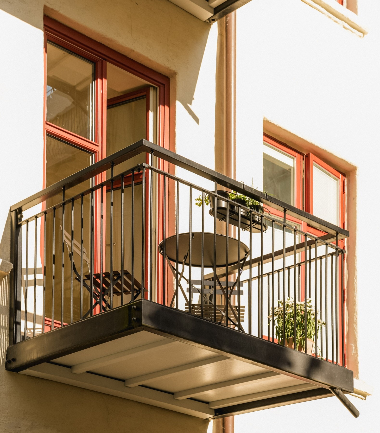 Leiligheten har en flott balkong mot frodig og flott opparbeidet bakgård. Galleribilde