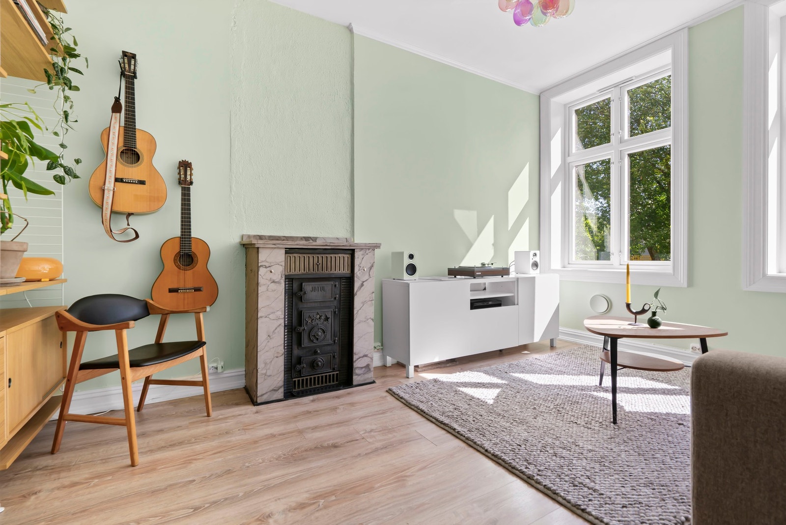 Eldre vedkamin bidrar som en god varmekilde i vinterhalvåret. Galleribilde