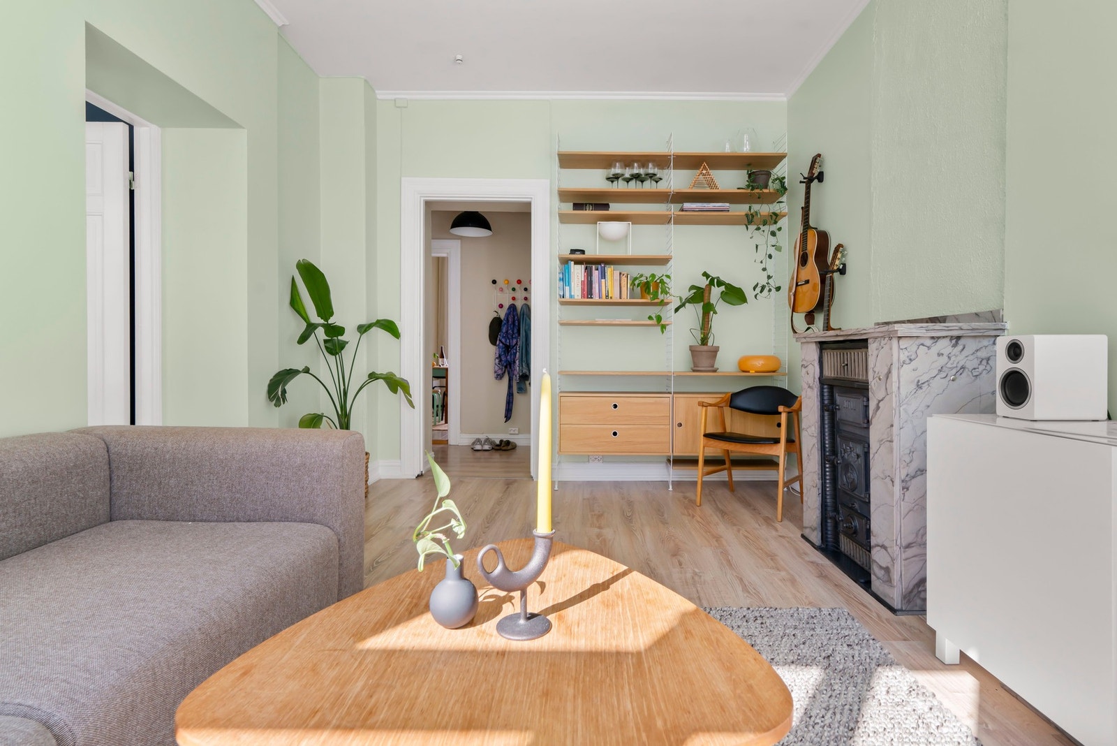 Stuen kan innredes med sofagruppe og spisebord. Galleribilde