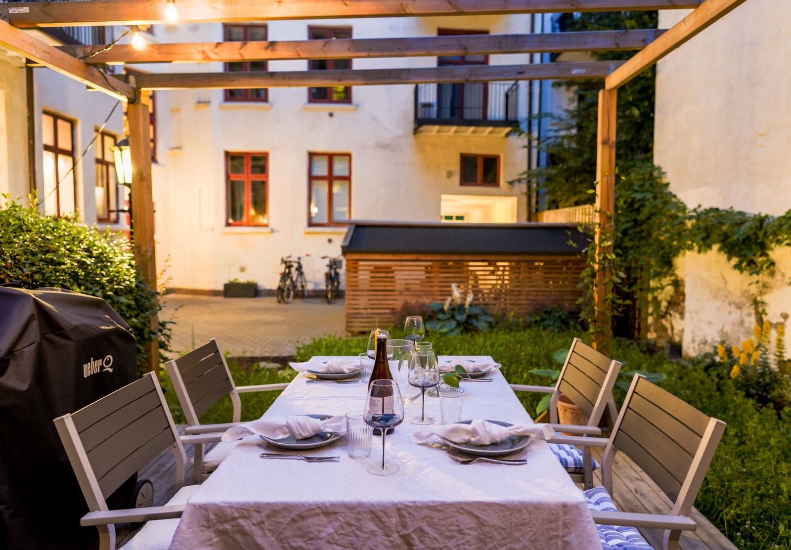 Bakgården ble oppgradert i 2020, og gir et flott og frodig uterom for beboerne i borettslaget. Galleribilde