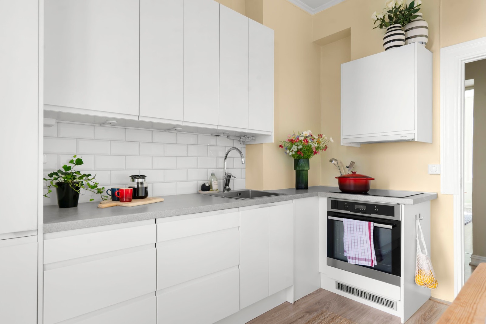 Innredningen er plassert i en praktisk L-form med god skap- og benkeplass. Galleribilde