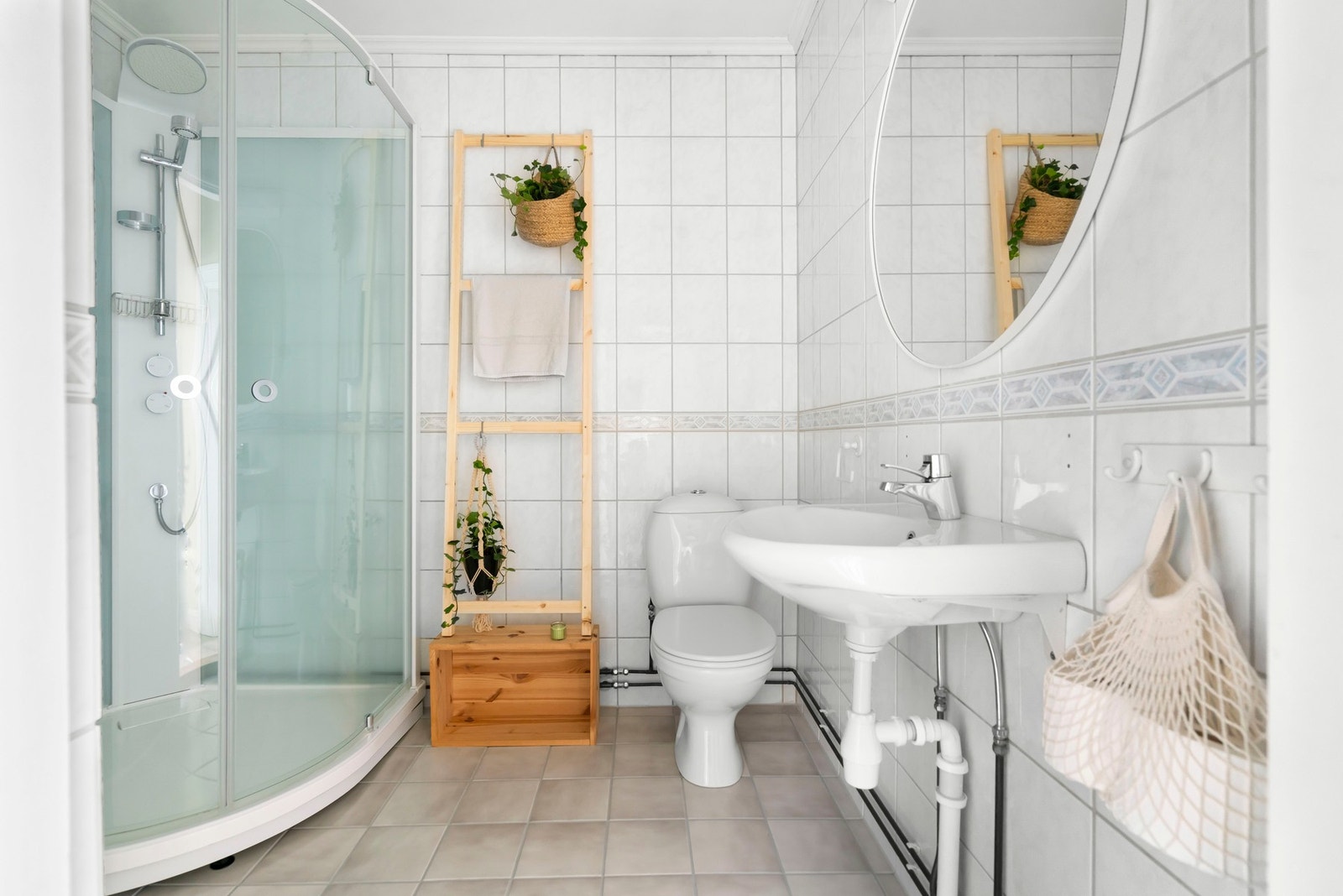 Her har du plass til vaskemaskin og hyller for oppbevaring. Galleribilde