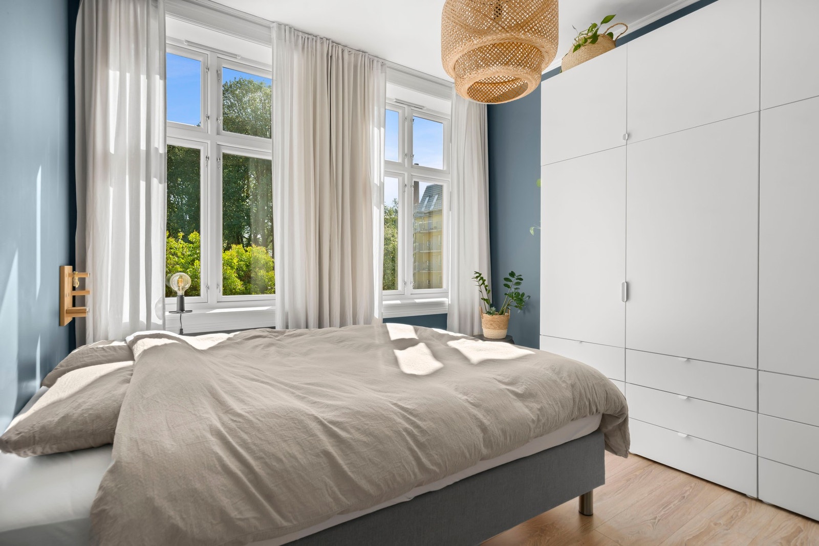 To langstrakte klassiske vinduer gir godt med naturlig lys og hyggelig utsyn. Galleribilde