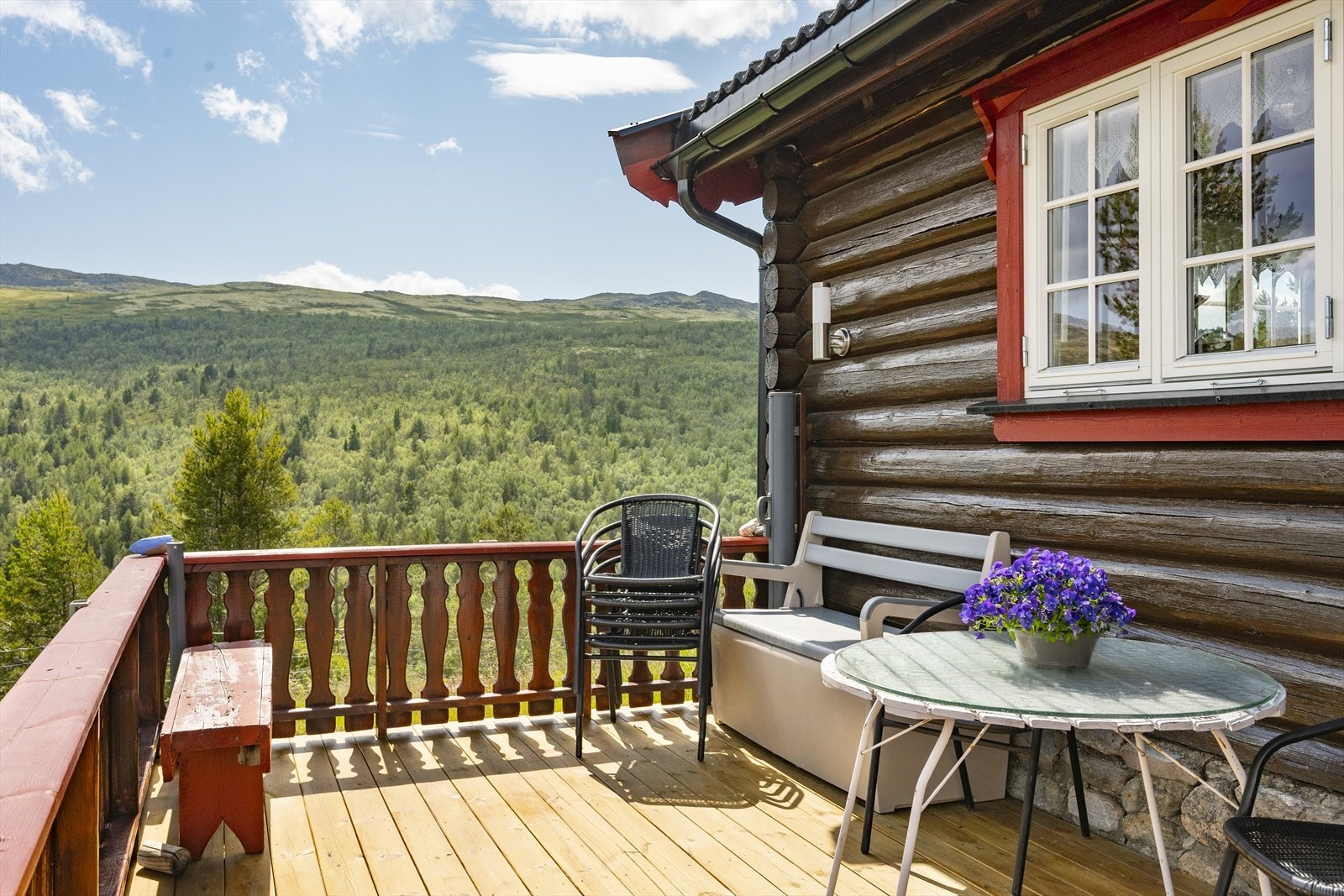 Hytta har en fin terrasse med flott utsikt! Galleribilde