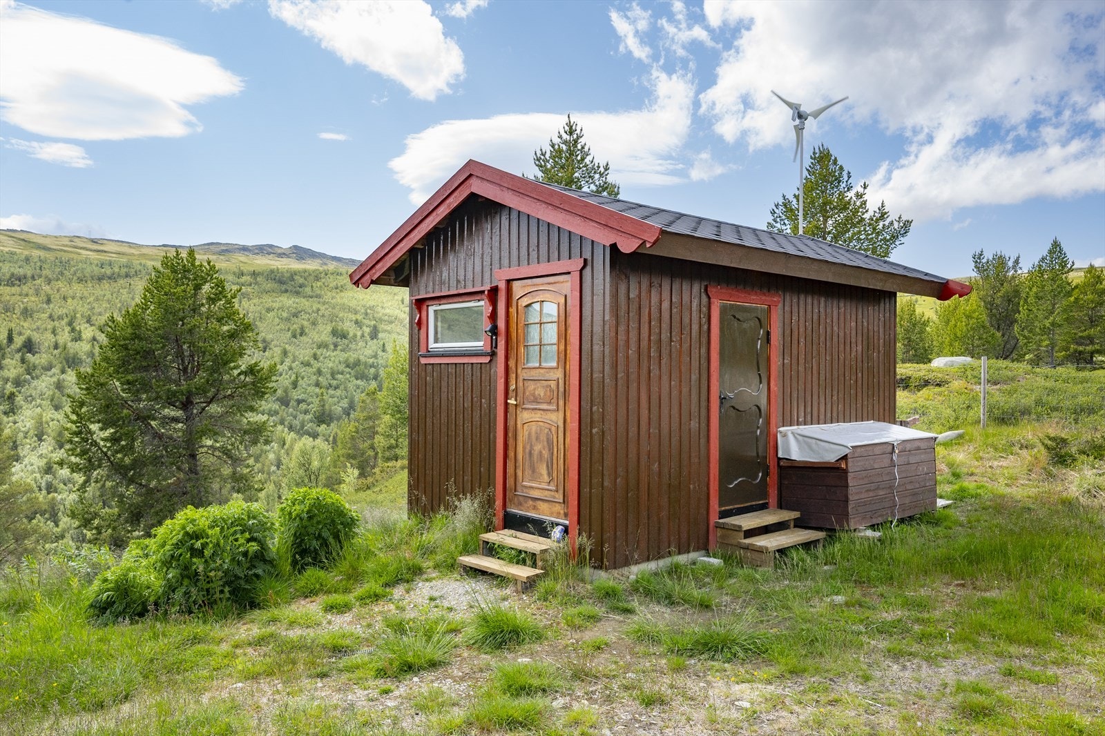 I tillegg består eiendommen av et uthus med bod og dorom. Galleribilde