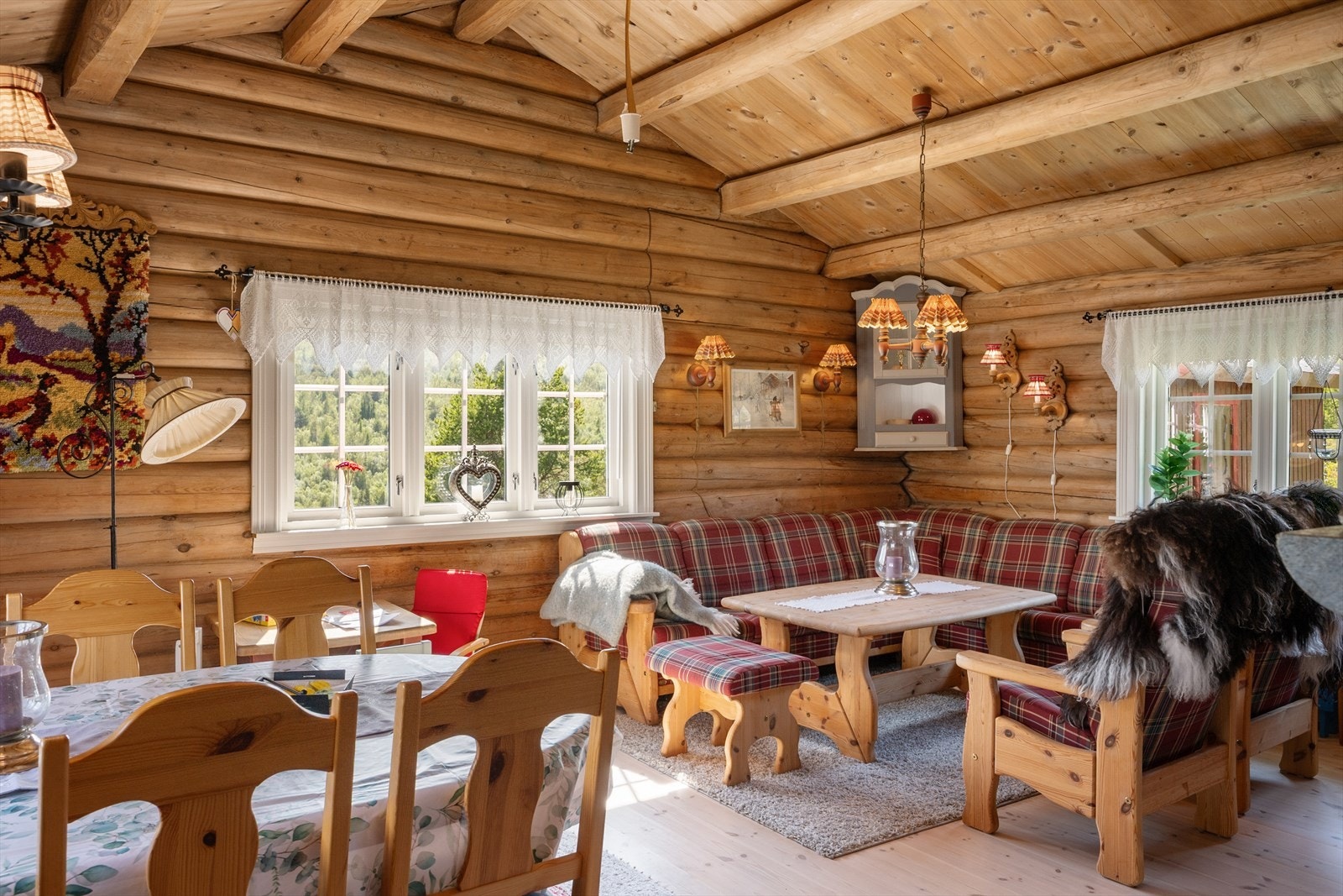 Stua er møblert med sofagruppe og spisebord mm. Galleribilde